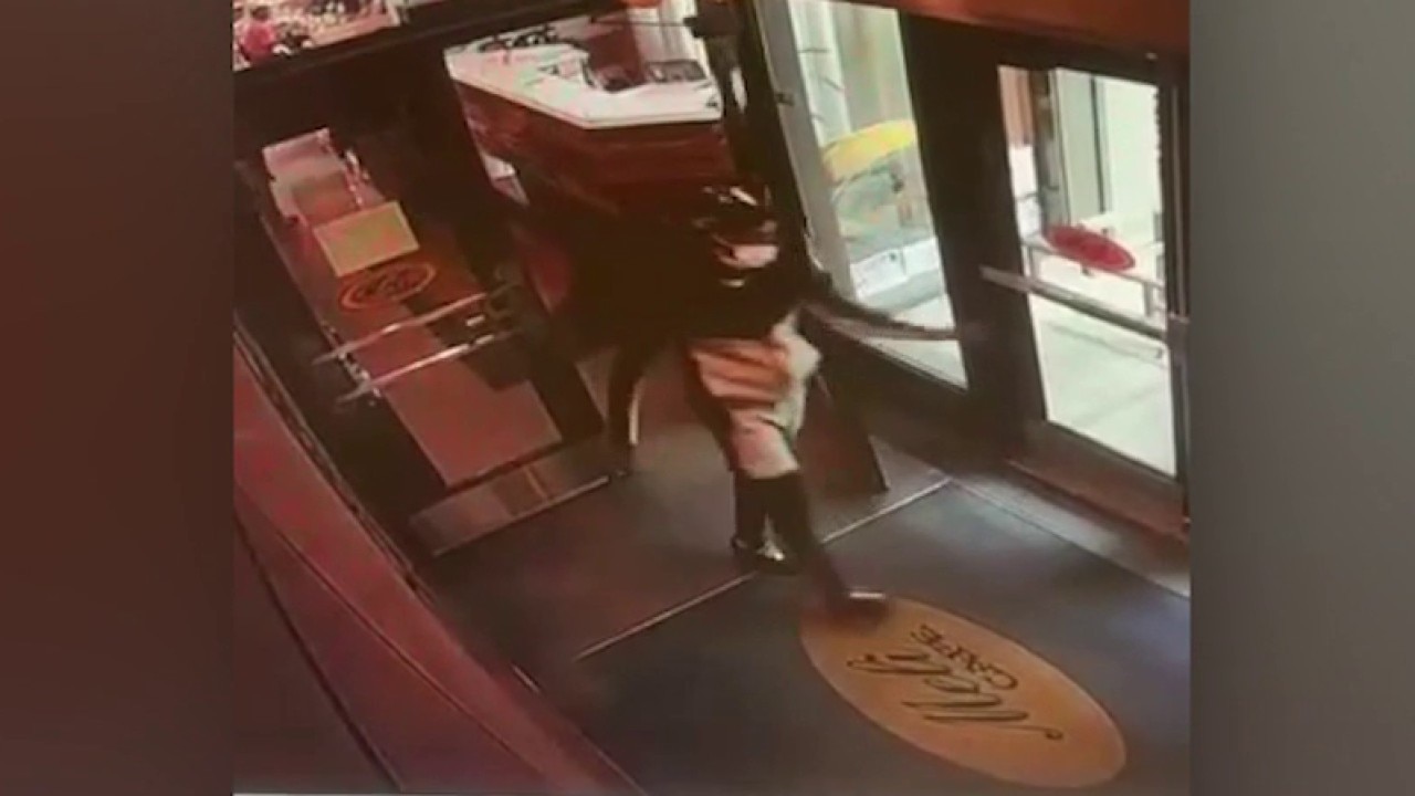 Video shows Chicago restaurant workers chasing man after reported theft