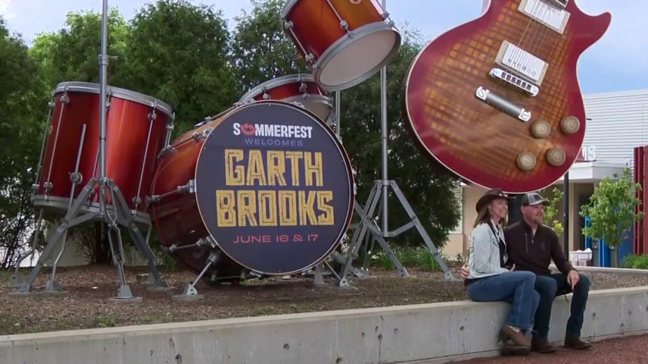 Garth Brooks concert draws fans to Milwaukee ahead of Summerfest