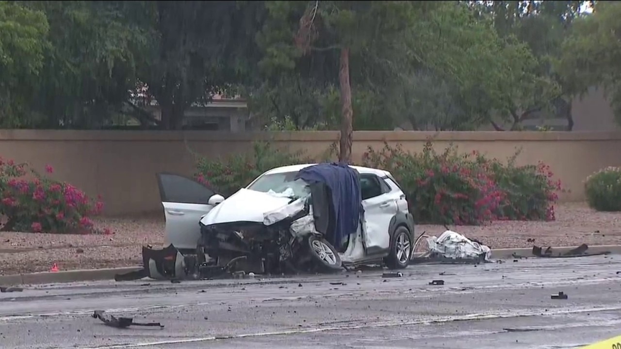 Deadly crash shuts down Gilbert intersection
