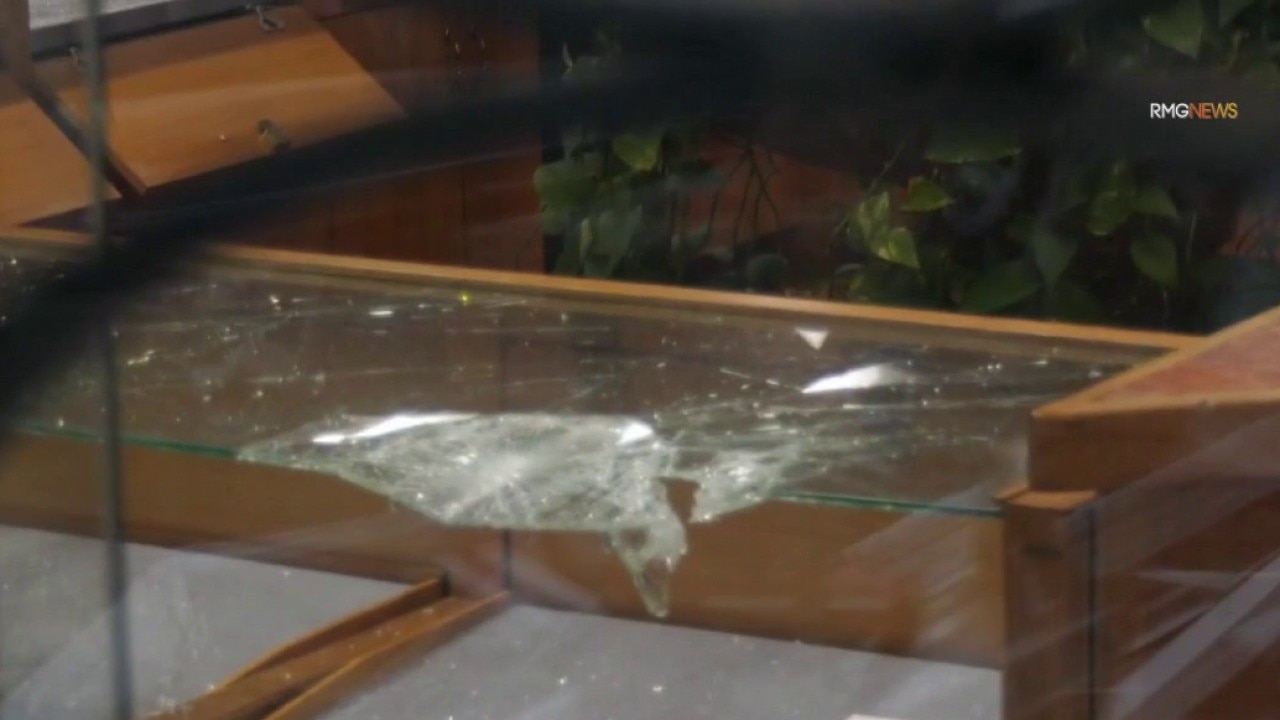 Thieves shatter glass cases, steal $200K in jewelry