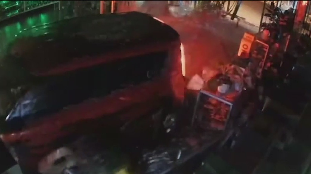 Smash-and-grab caught on camera at Tempe smoke shop