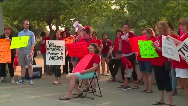 Tukwila teachers rally for larger pay raises