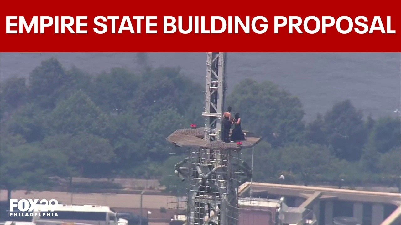 Man proposes on top of Empire State Building
