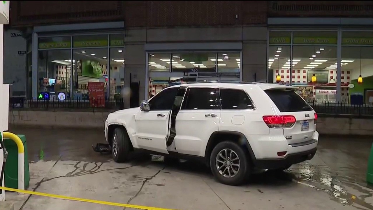 Smash-and-grab crew crashes jeep into River North gas station, steals ATM