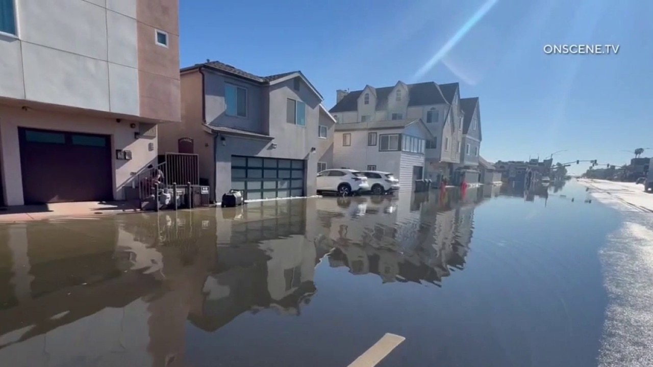 Huntington Beach neighborhood swamped by high tides
