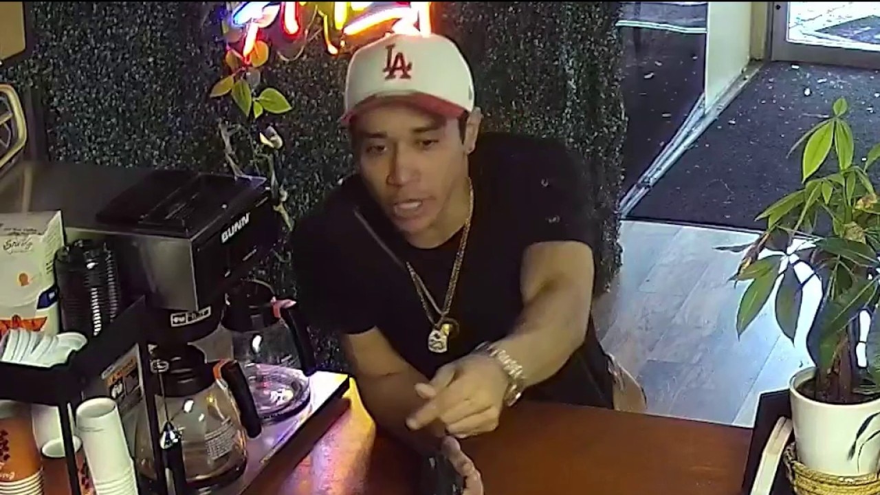 Suburban Chicago restaurant owner robbed at gunpoint