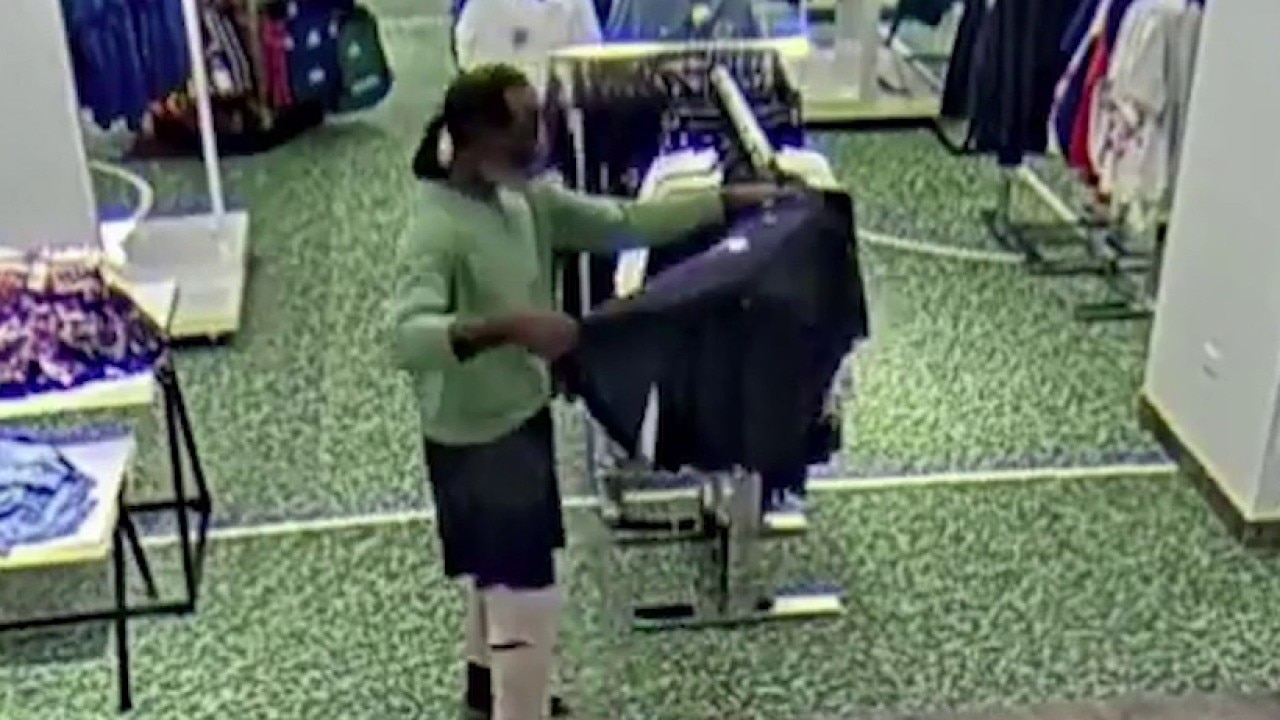 Man accused of spending night inside Chicago Macy’s, stealing clothes and food