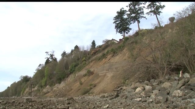 Landslide forces evacuation of homes in Des Moines