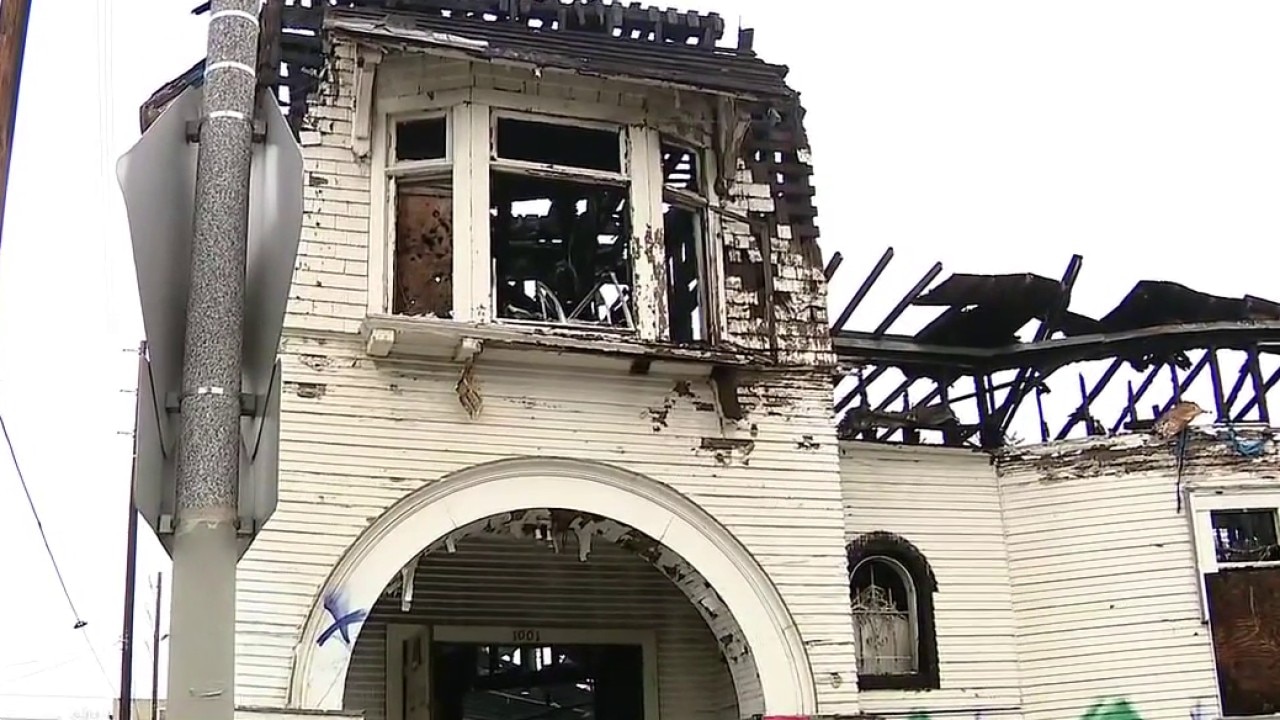 Fire erupts at vacant South LA church 