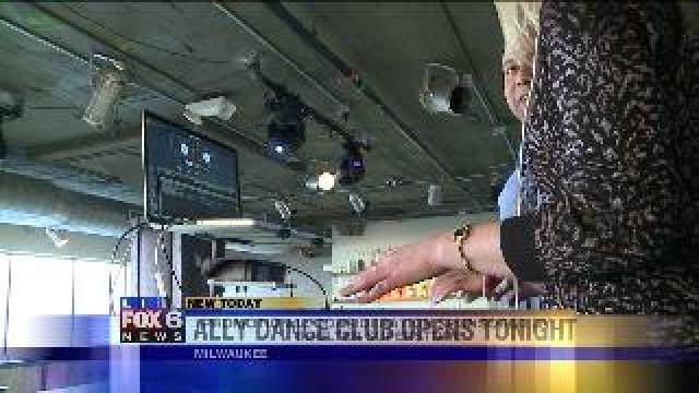 Laura learns to scratch at Ally Dance Club