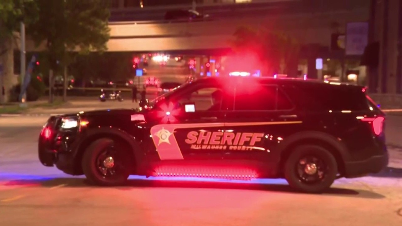 Milwaukee officers respond to 2 scenes near lakefront Monday night