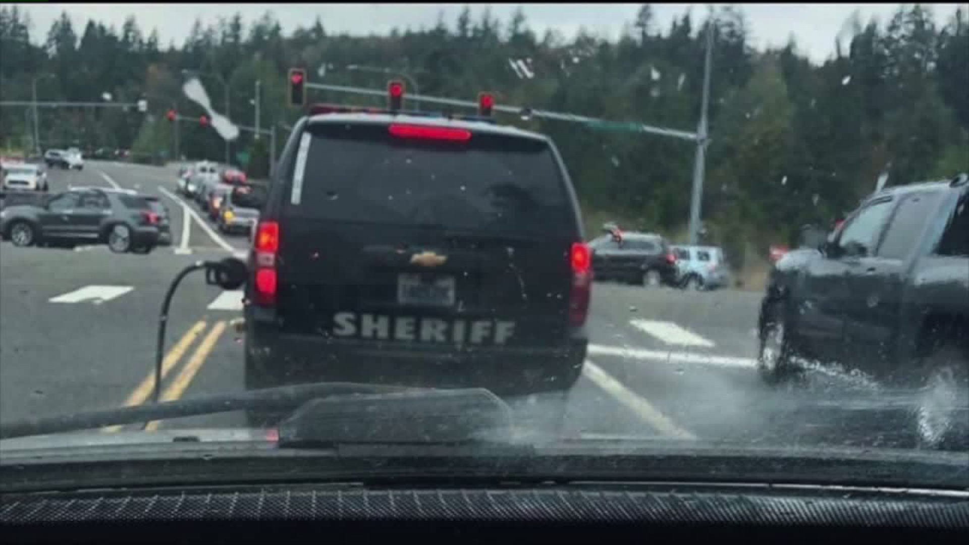 Sheriff`s deputy drives off with gas hose still in tank