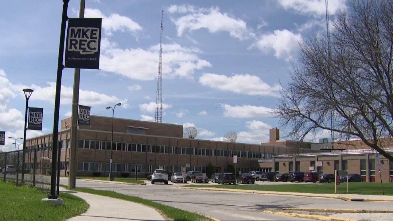 Teacher pay raises; Milwaukee Public Schools, teachers union deadlocked