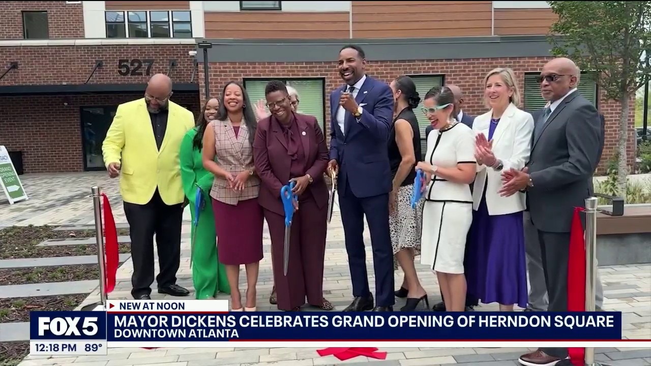 Mayor Dickens celebrates opening of Herndon Square