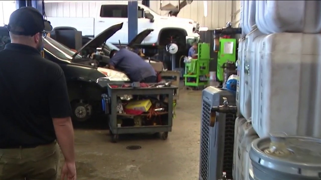 Phoenix outdoor workers take heat precautions as dangerous temperatures return