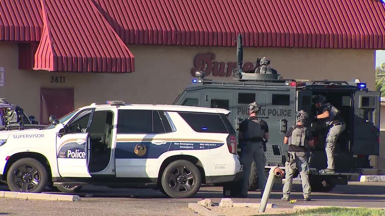 Man in custody after Phoenix bar barricade