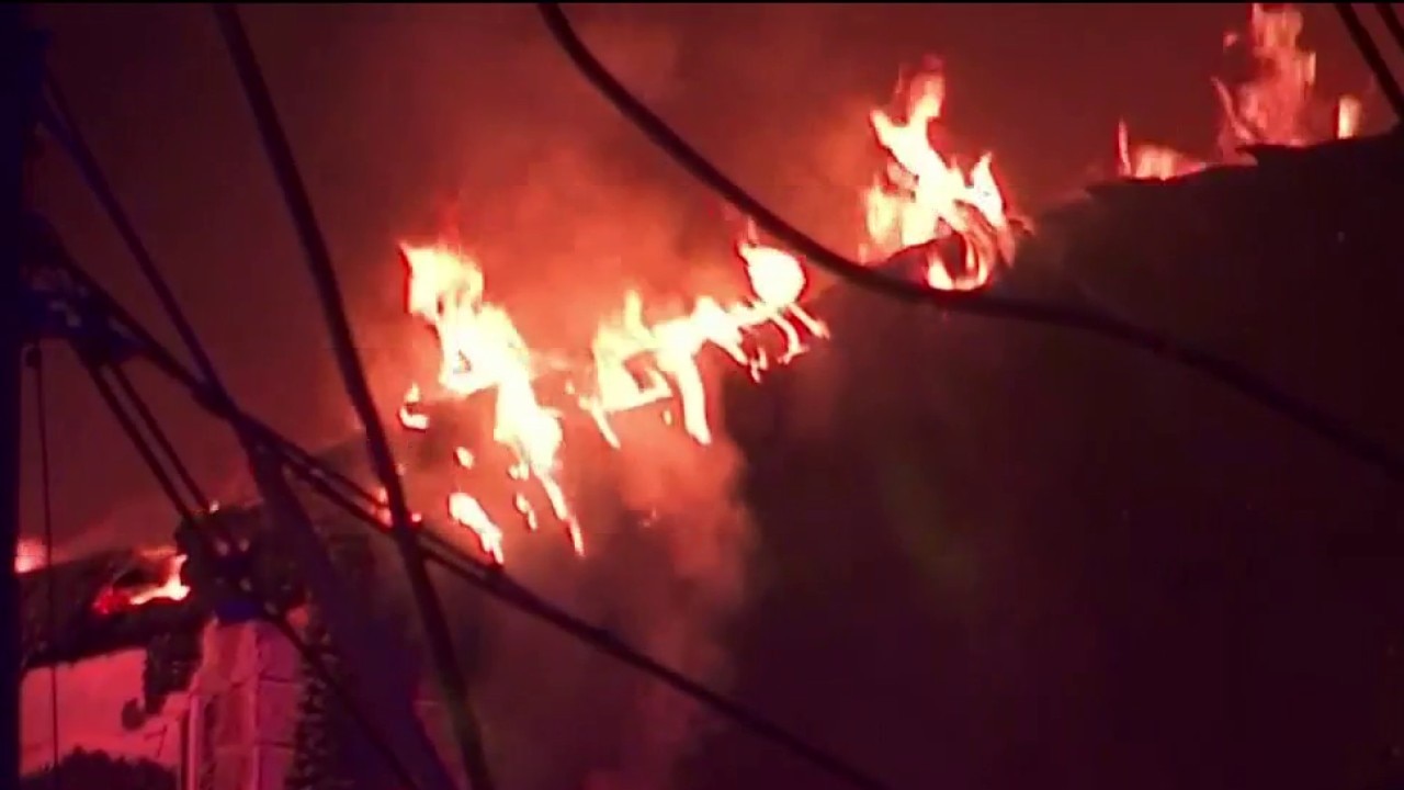 Families escape SW Atlanta apartment fire