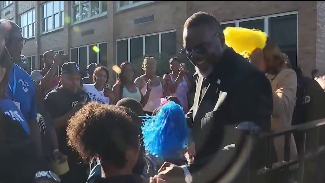 Chicago mayor helps welcome CPS students back to school