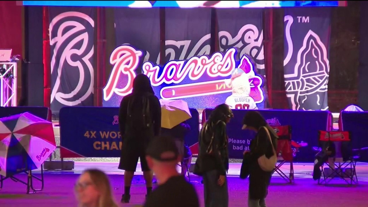 Braves fans weather the rain to watch NLDS Game 2