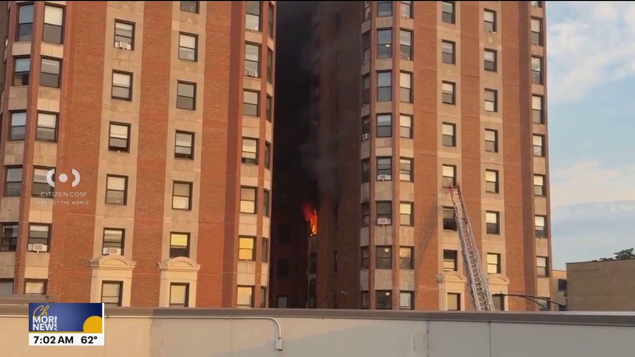 Crews battle apartment fire on Chicago's North Side