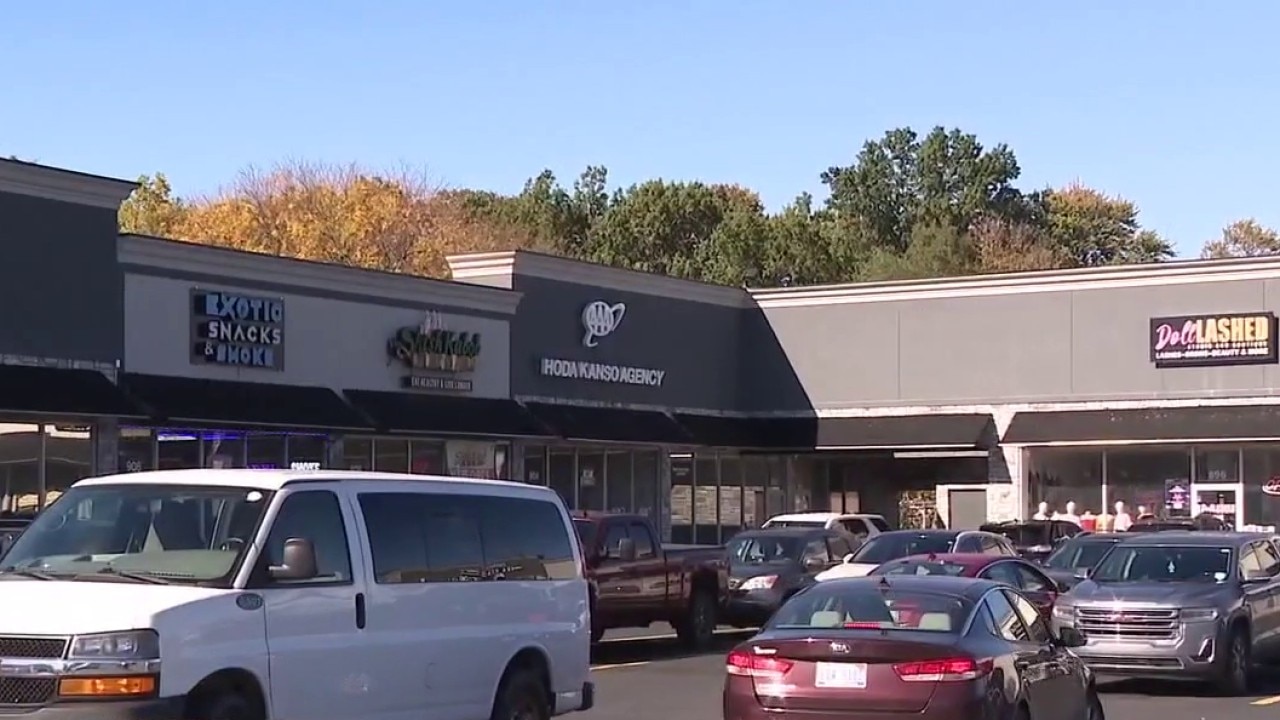 Man found with gunshot wound in Westland shopping mall parking lot