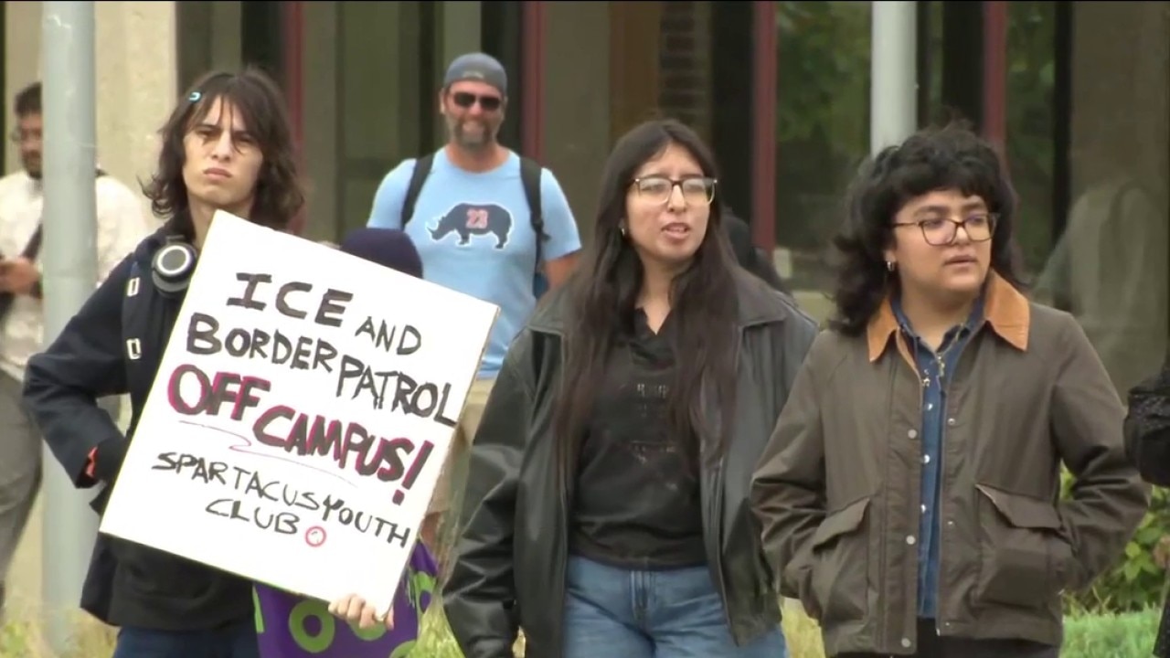 Chicago college students protest Border Patrol at job fair