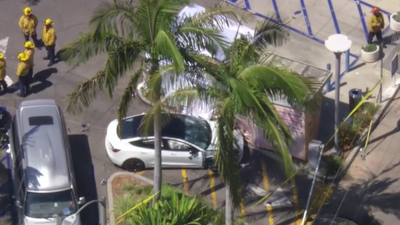 1 dead after car crashes into food stand 