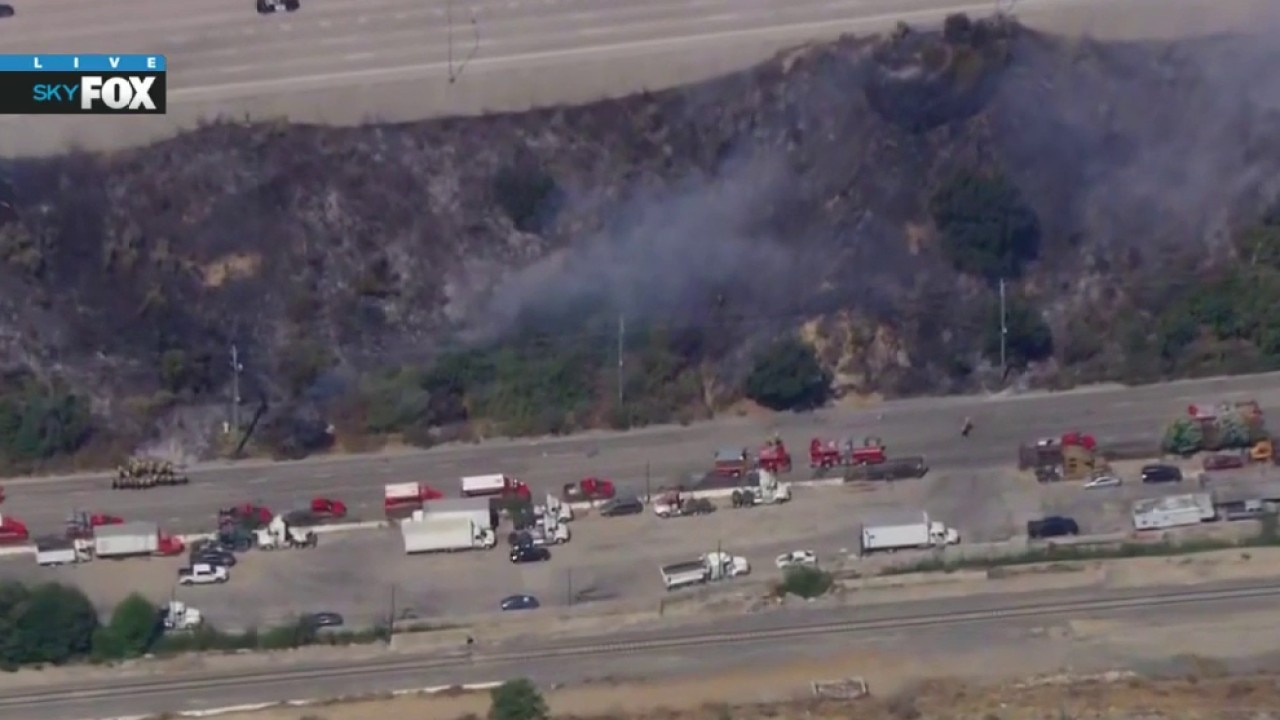 Crews battle fire near 5 Freeway in Sylmar