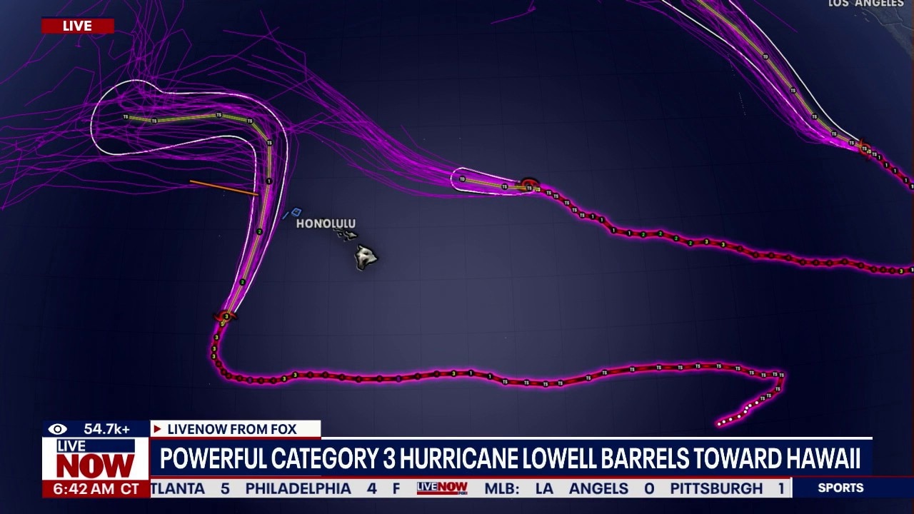 Powerful Hurricane Lowell barrels toward Hawaii