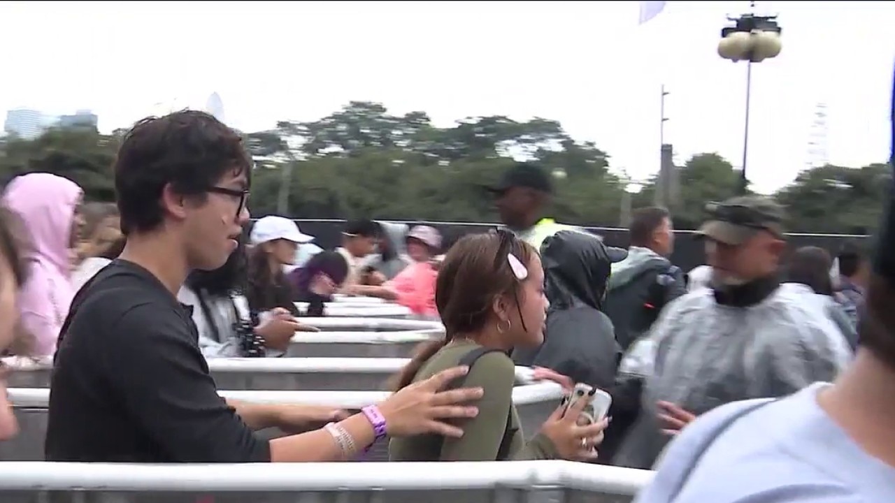 Rain delays Lollapalooza start on Saturday, but fans still eager