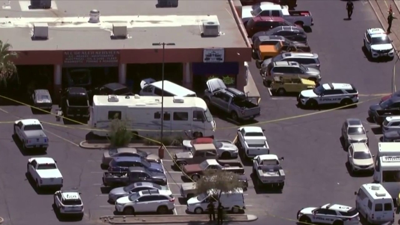 Glendale police shoot knife-wielding man