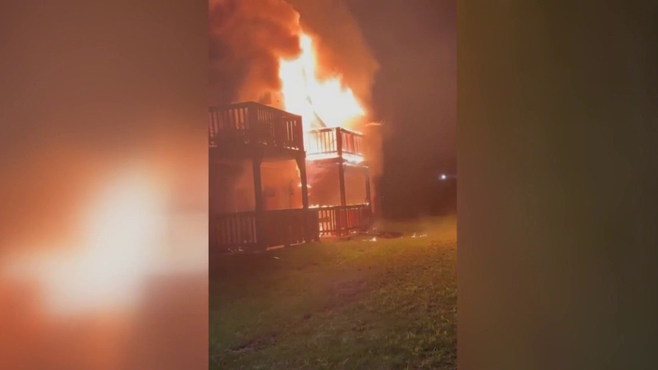 Milwaukee apartment building fire on Fond du LAac Ave