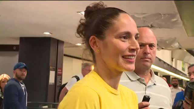 Seattle Storm greeted by fans at Sea-Tac Airport