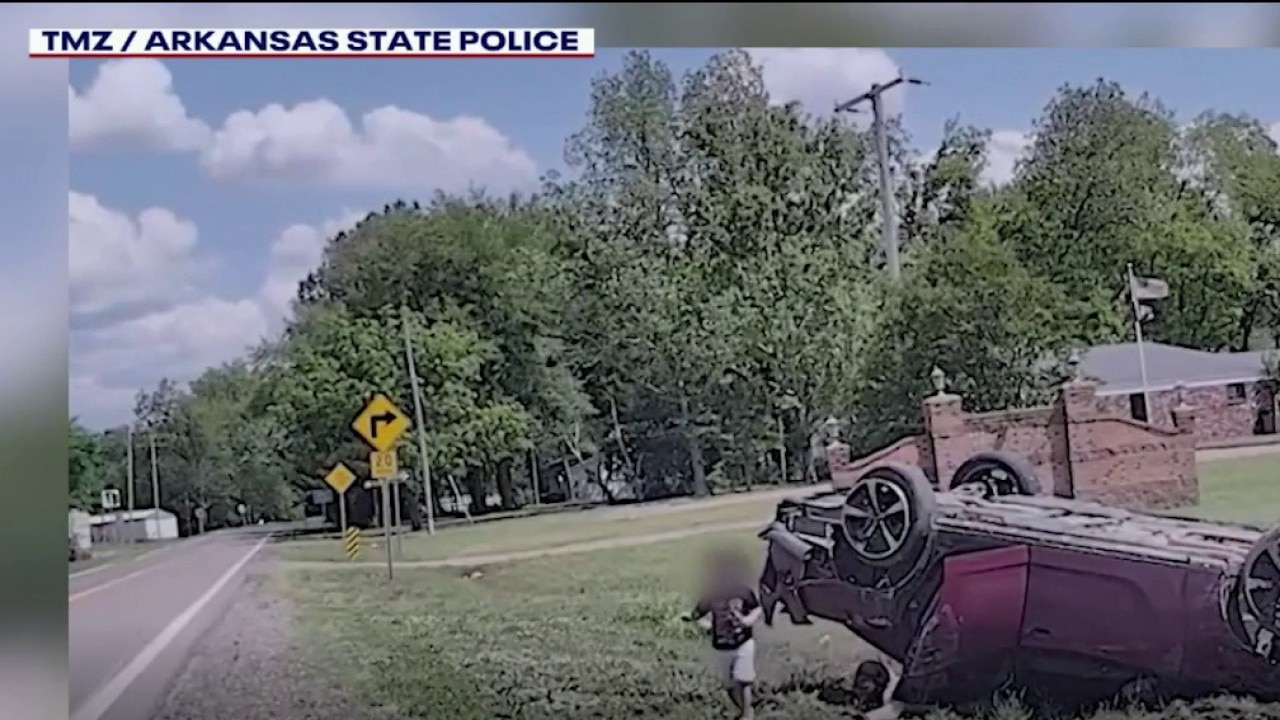 Toddler flees crashed car after police chase in Arkansas
