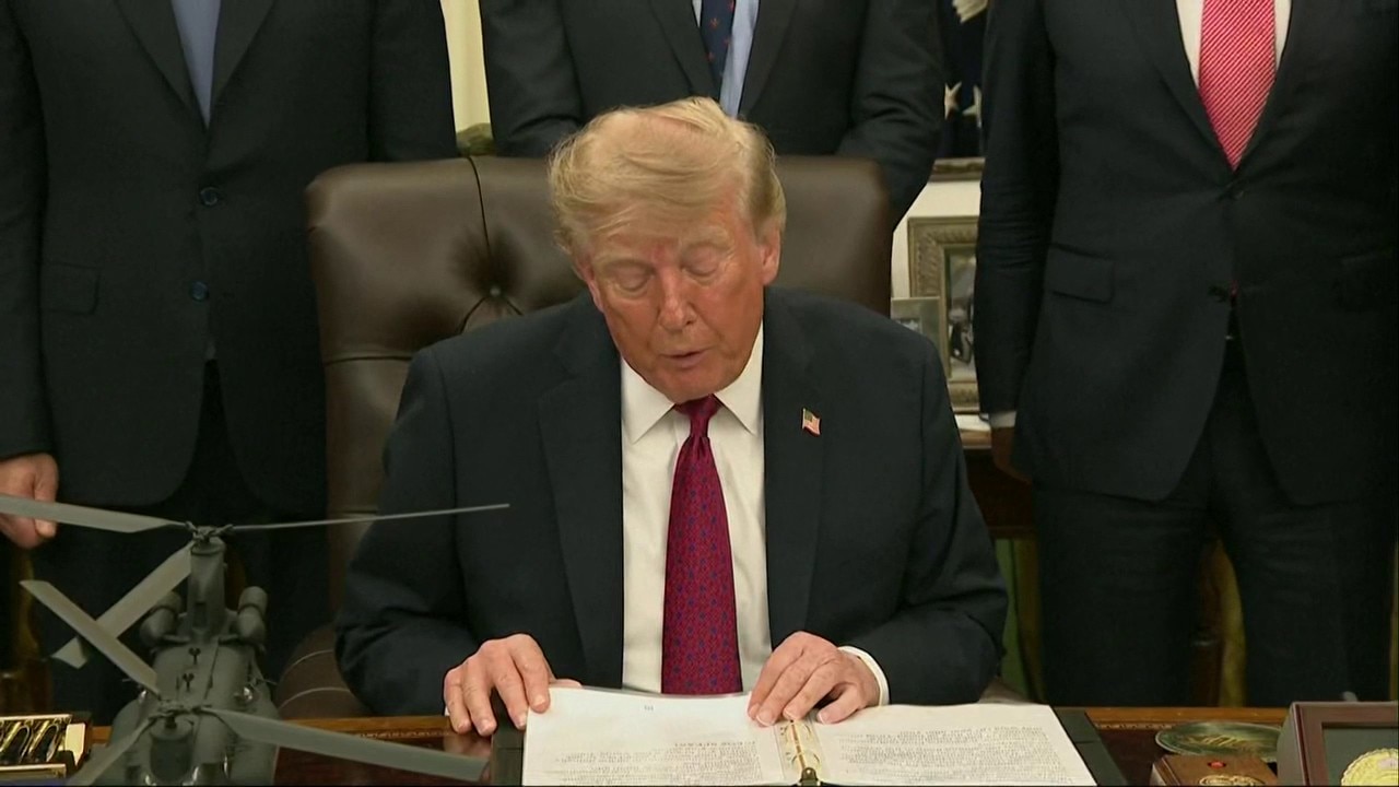Trump inks deals for lower prices with 9 midsized drugmakers
