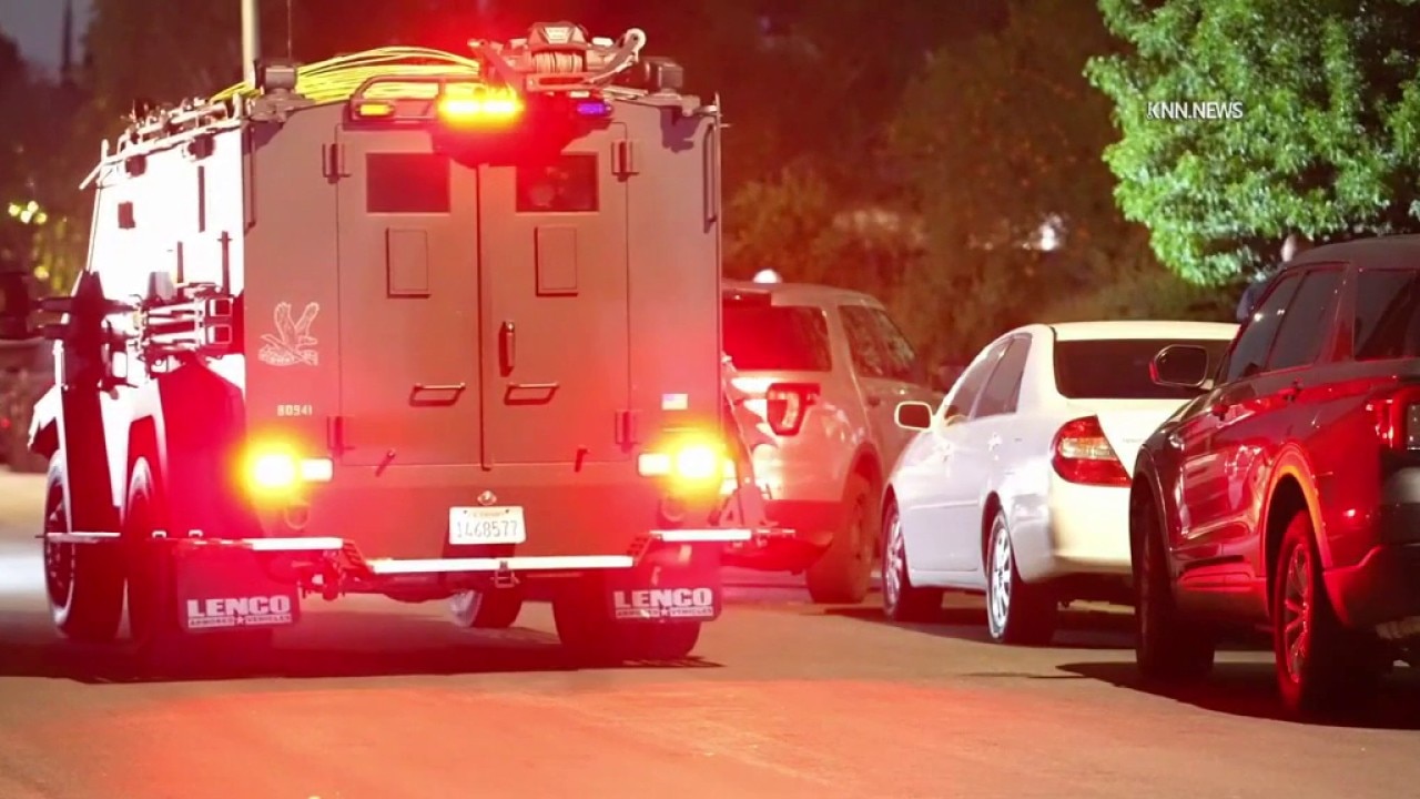 Armed barricade suspect arrested in Northridge