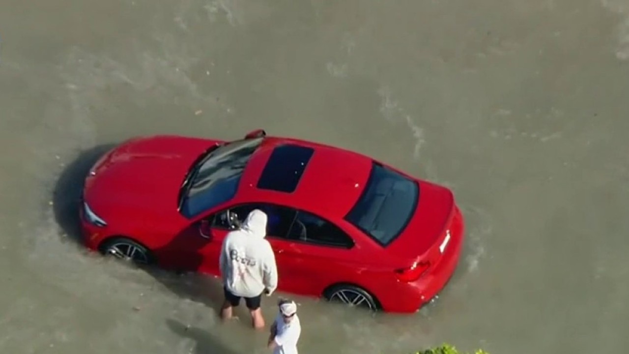 High tide floods streets of Newport Beach