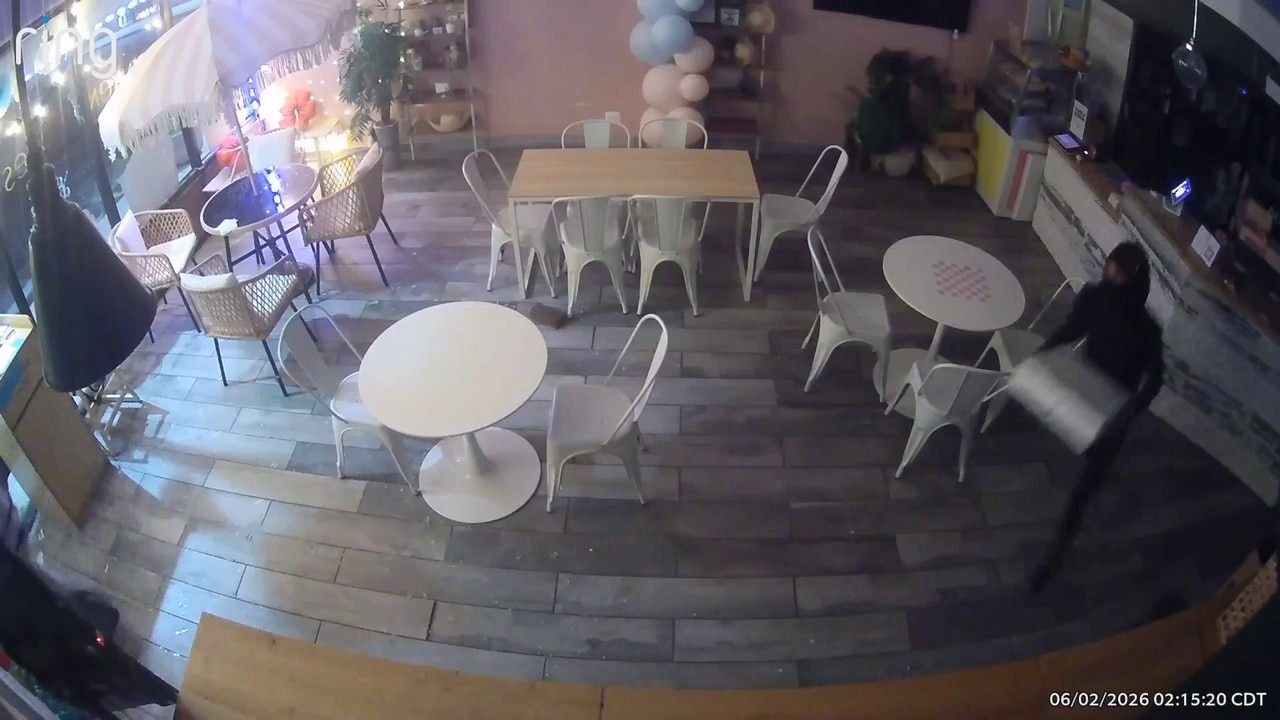 Thieves break into Chicago sweet shop on Southwest Side