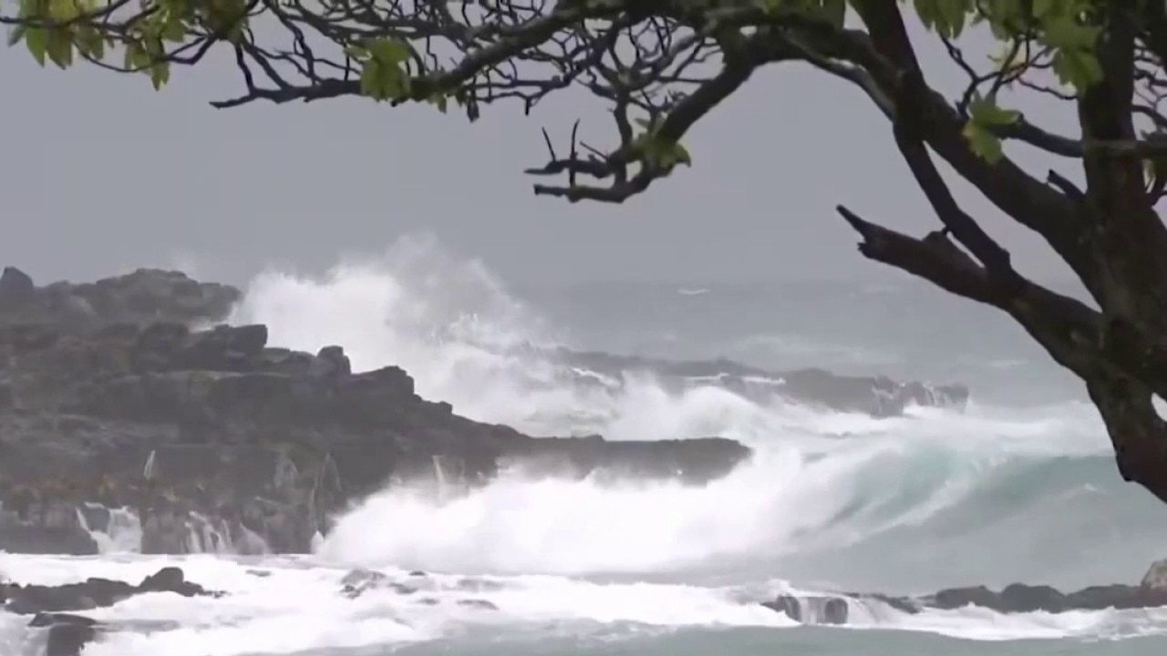 Hawaiian islands deal with another hurricane