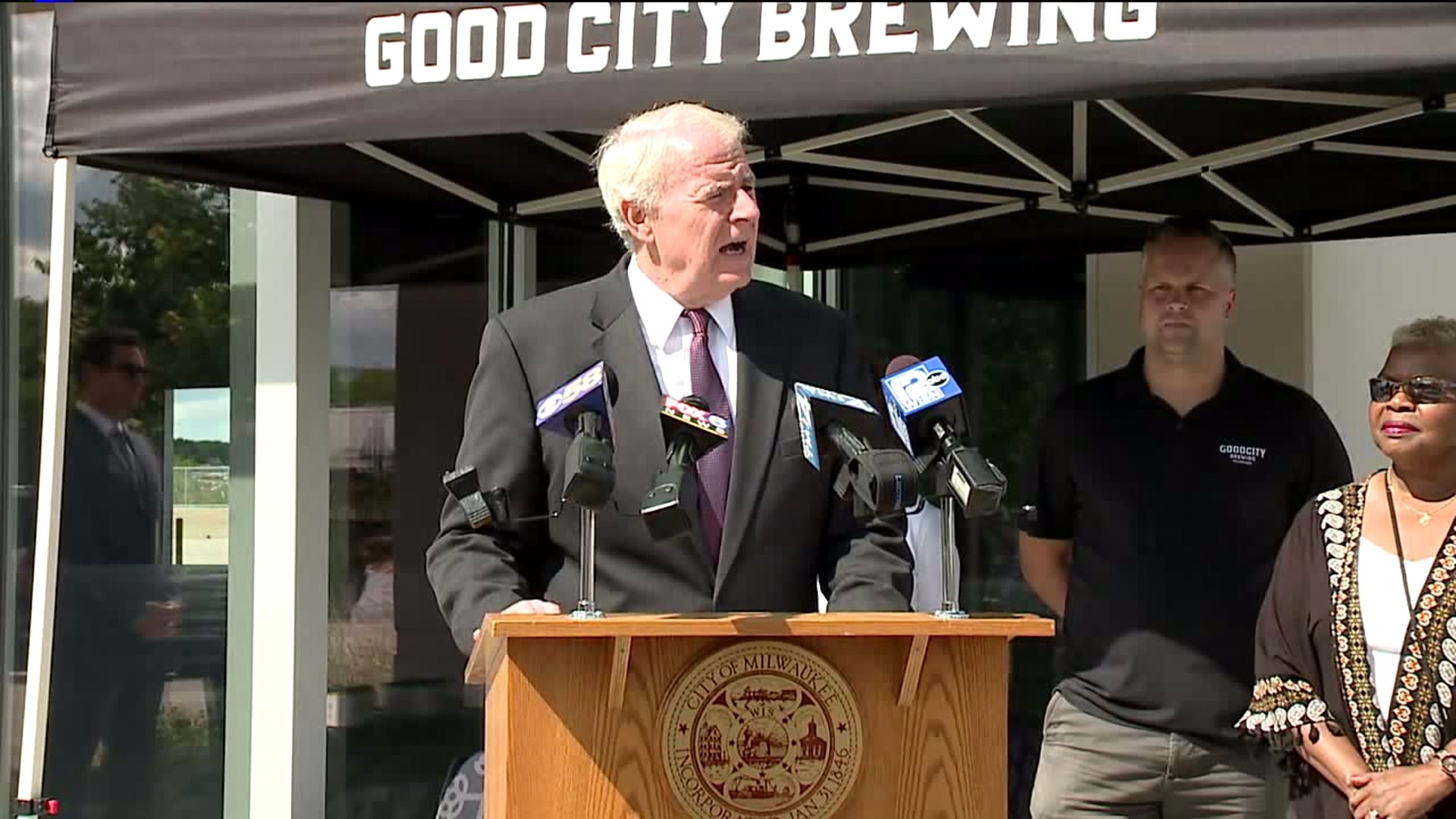 RAW VIDEO: Mayor Barrett speaks after officer shot