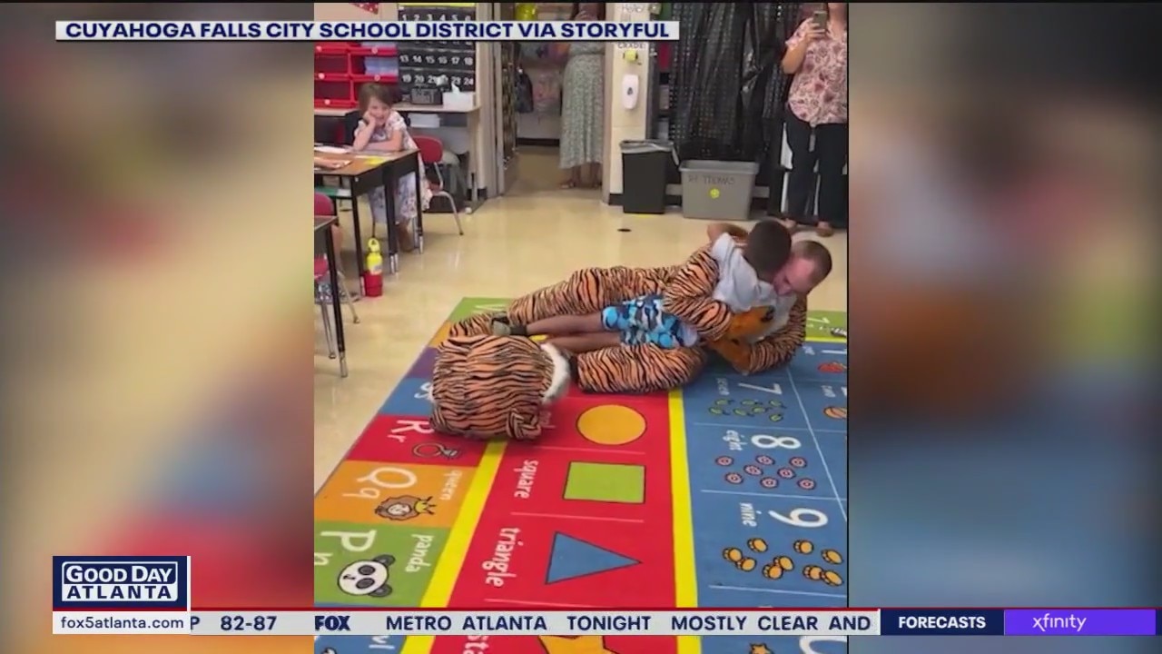 Soldier surprises son on first day of school