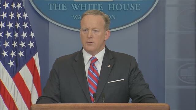 Patriots' Rob Gronkowski crashes White House press briefing