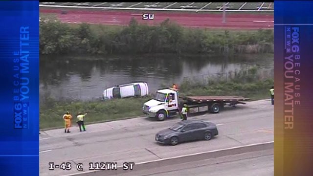 Good Samaritan to the rescue after two-vehicle wreck shuts down lane on I-43