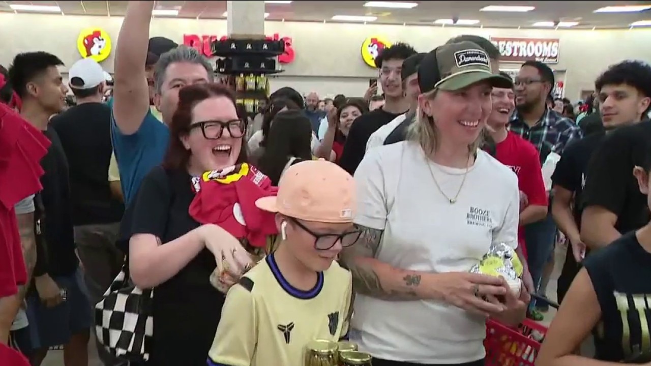 Thousands show up to check out Arizona's first Buc-ee's