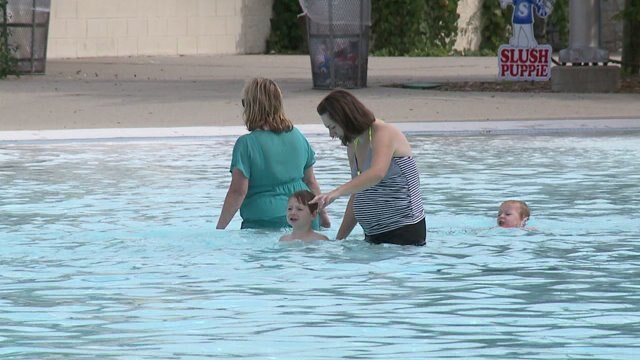 "One more time in the pool:" Crowds relish the last hours of swimming outdoors in 2016
