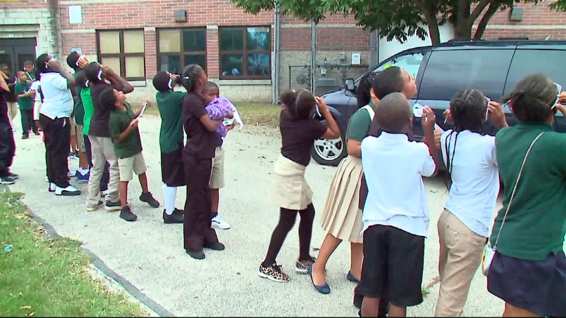 MPS students watch solar eclipse