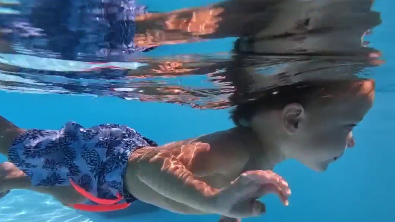 Mother teaches kids how to swim after son nearly drowns