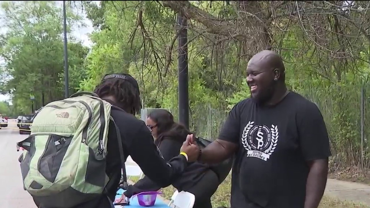 Chicago Youth Works connects hundreds of teens with jobs and mentorship