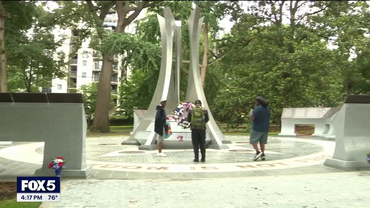 Veterans gather for wreath laying despite postponement