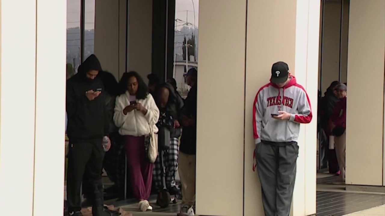 Inside the long lines at Oakland's EDD office